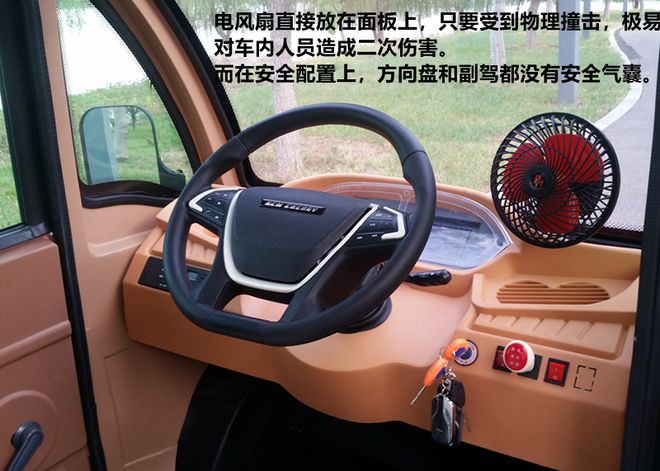 南部一货168体育 168体育官网车为避让老年车冲入隔离绿化带撞断路灯！(图2)